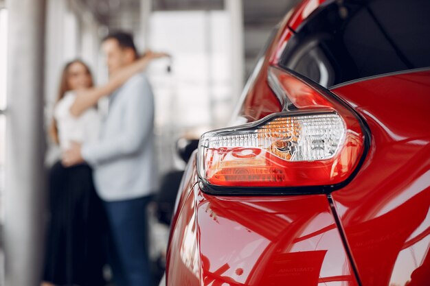 Familia elegante y elegante en un salón de autos.