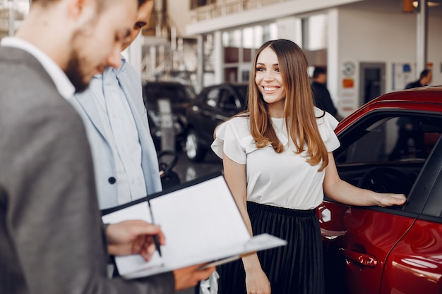 Familia elegante y elegante en un salón de autos.