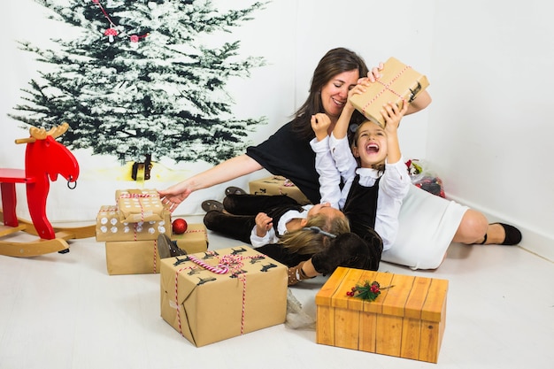 Familia elegre con cajas de regalo