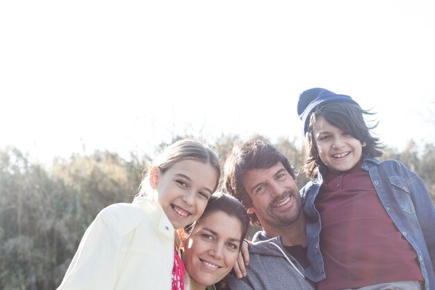 Familia encantadora disfrutando al aire libre