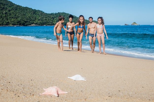 Familia encontrando estrellas de mar