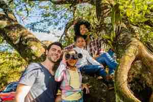 Foto gratuita familia enfrente de un árbol