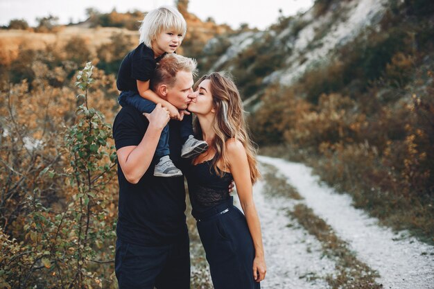 Familia con estilo en un parque