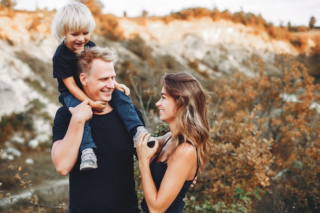 Familia con estilo en un parque