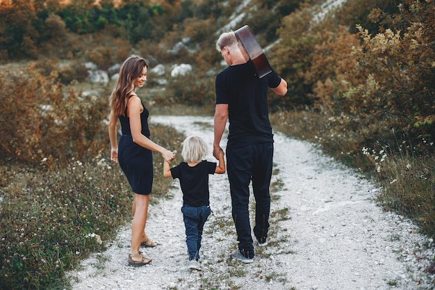 Familia con estilo en un parque