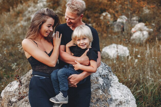 Familia con estilo en un parque