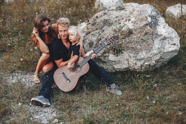 Familia con estilo en un parque