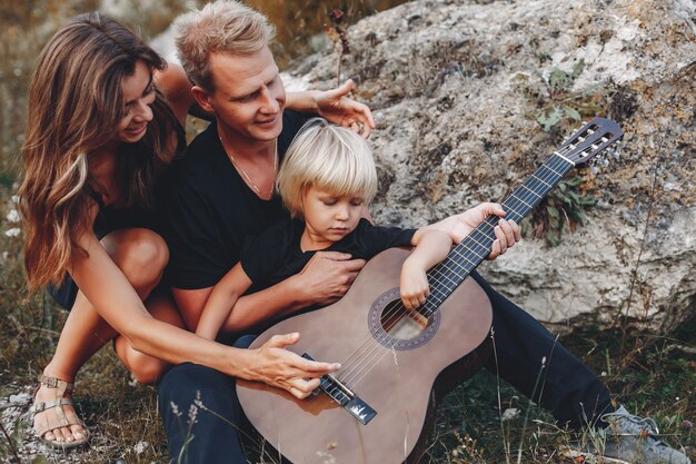 Familia con estilo en un parque