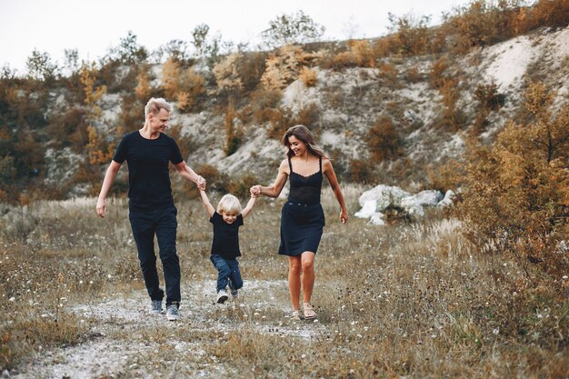 Familia con estilo en un parque