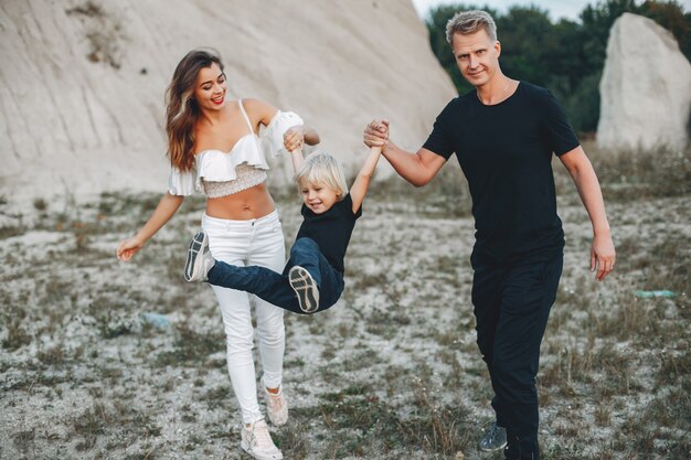 Familia con estilo en un parque