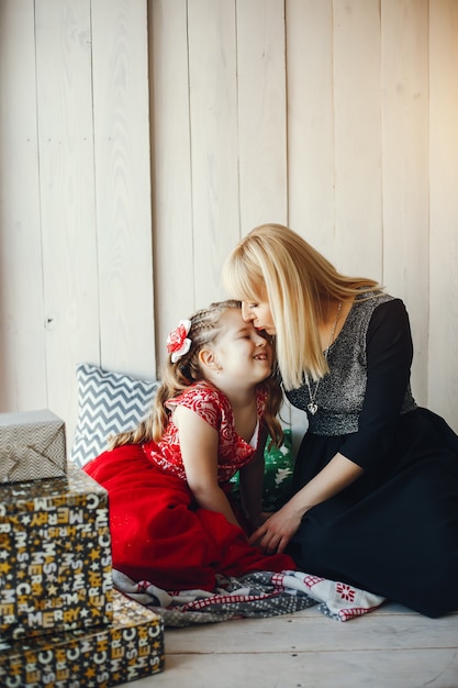 Foto gratuita familia en el estudio