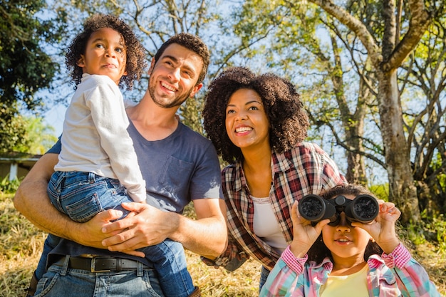 Foto gratuita familia en excursión