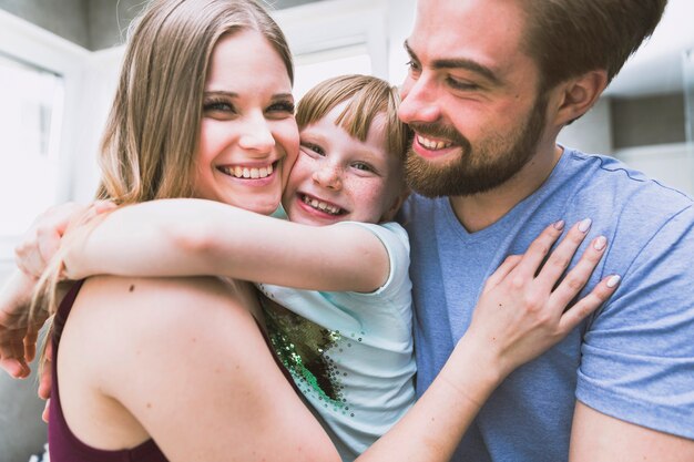 Familia feliz abrazando en el baño