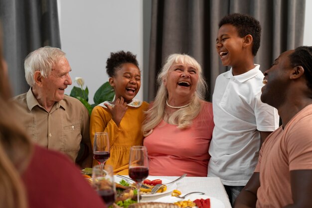 Familia feliz con una agradable cena de acción de gracias juntos