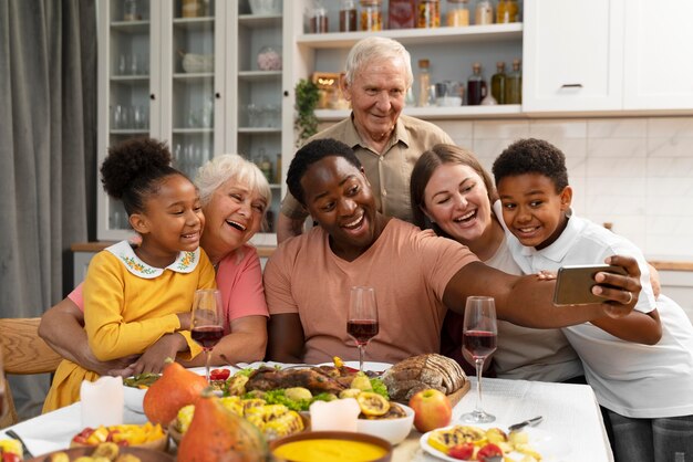 Familia feliz con una agradable cena de acción de gracias juntos