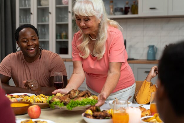 Familia feliz con una agradable cena de acción de gracias juntos