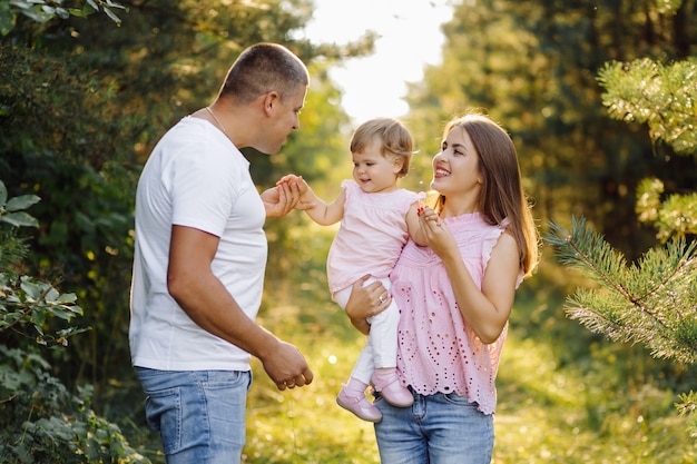 Familia feliz al aire libre, pasar tiempo juntos