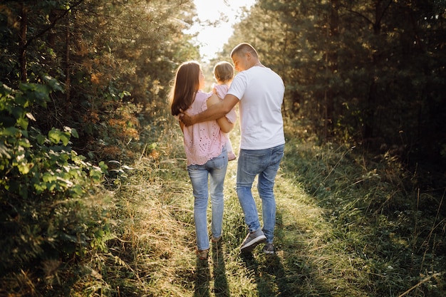 Familia feliz al aire libre, pasar tiempo juntos