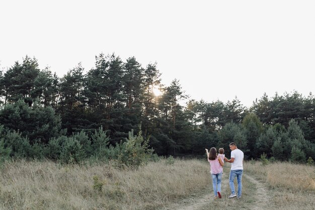 Familia feliz al aire libre, pasar tiempo juntos