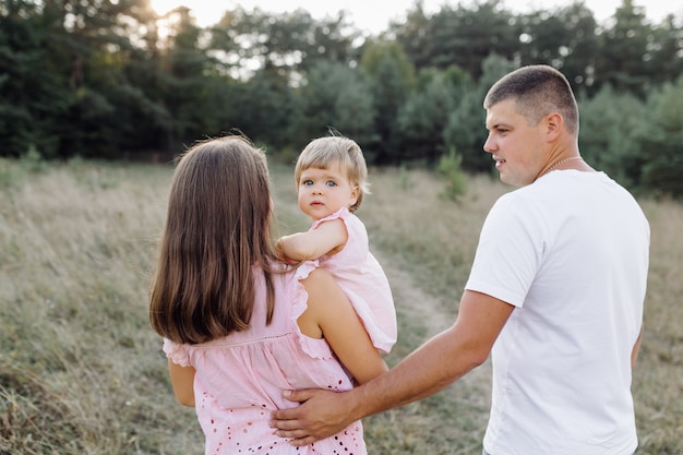 Foto gratuita familia feliz al aire libre, pasar tiempo juntos