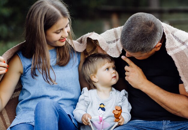 Familia feliz al aire libre, pasar tiempo juntos