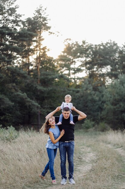 Familia feliz al aire libre, pasar tiempo juntos