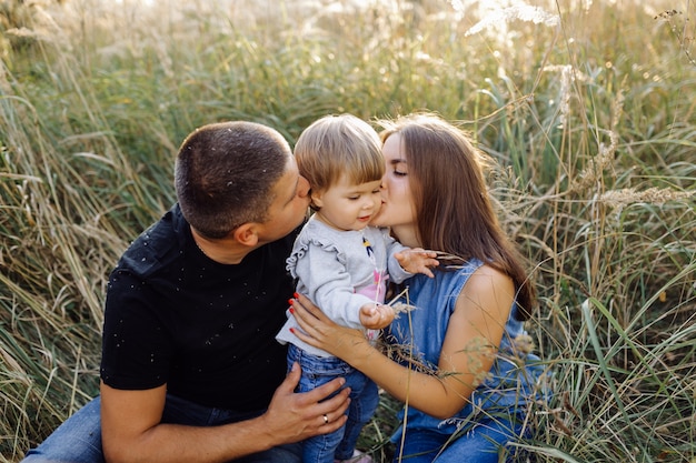 Familia feliz al aire libre, pasar tiempo juntos