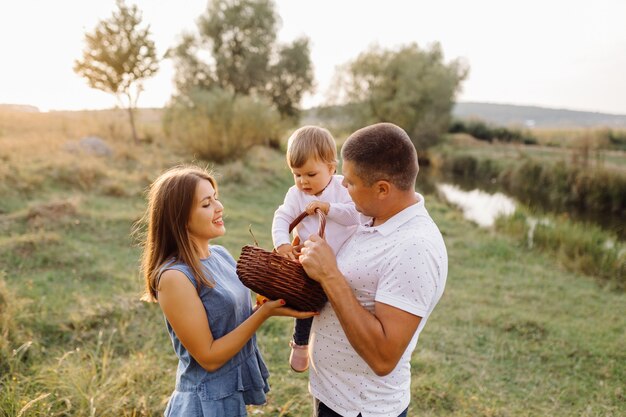 Familia feliz al aire libre, pasar tiempo juntos