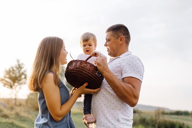 Familia feliz al aire libre, pasar tiempo juntos