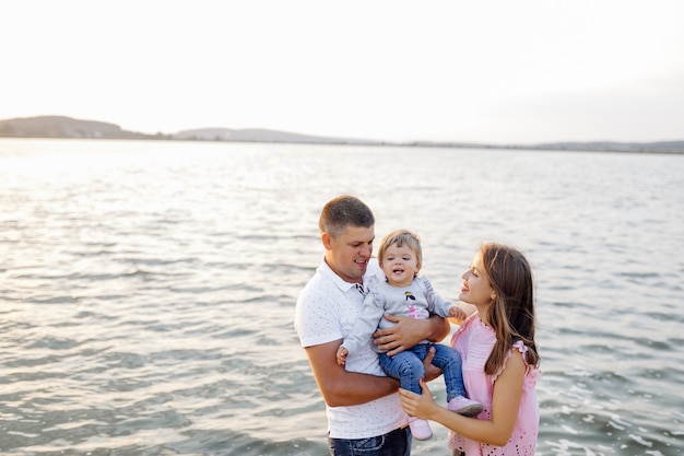 Familia feliz al aire libre, pasar tiempo juntos