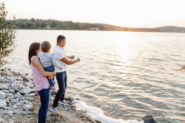 Familia feliz al aire libre, pasar tiempo juntos