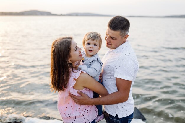 Familia feliz al aire libre, pasar tiempo juntos