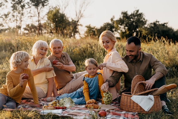 Foto gratuita familia feliz al aire libre tiro completo