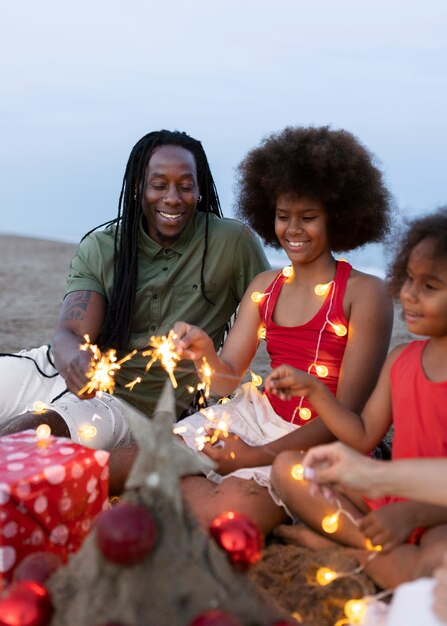 Familia feliz de alto ángulo con fuegos artificiales