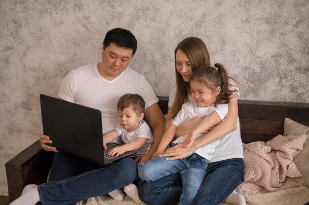 Familia feliz de alto ángulo