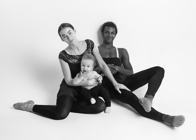 Una familia feliz de bailarines de ballet.