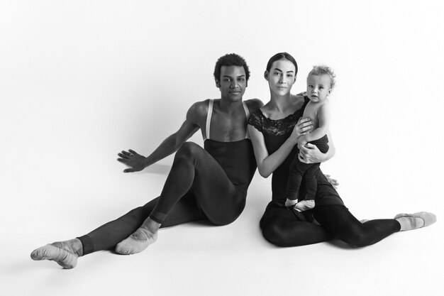 Una familia feliz de bailarines de ballet.