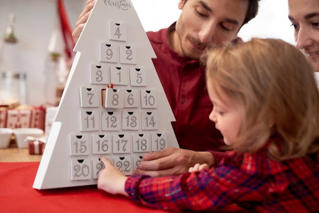 Familia feliz con bebé en Navidad