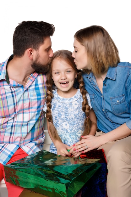 Familia feliz con bolsas de compras sentado