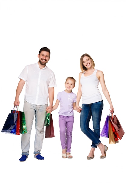 Familia feliz con bolsas de compras