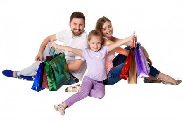 Familia feliz con bolsas de compras