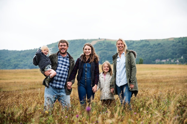 Familia feliz caminando en un campo