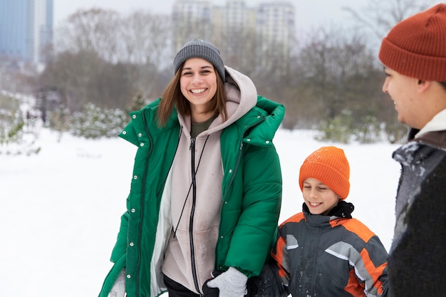 Familia feliz caminando juntos en invierno