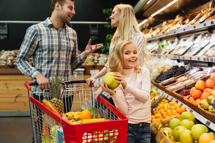 Foto gratuito familia feliz con carrito de compras