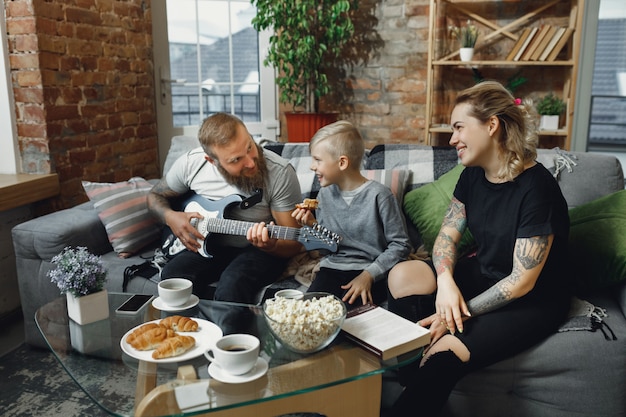 Familia feliz en casa pasar tiempo juntos.