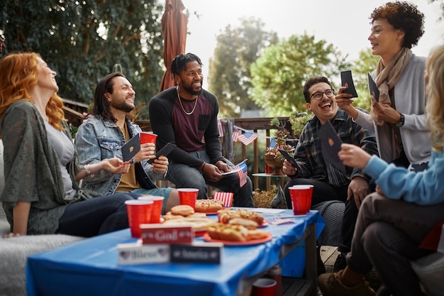 Foto gratuita familia feliz celebrando afuera