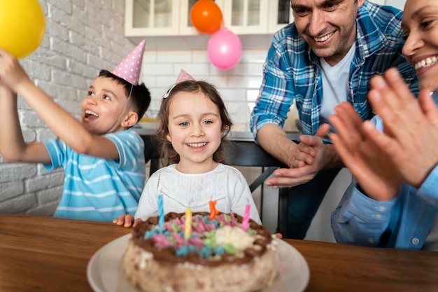 Familia feliz celebrando un cumpleaños de cerca