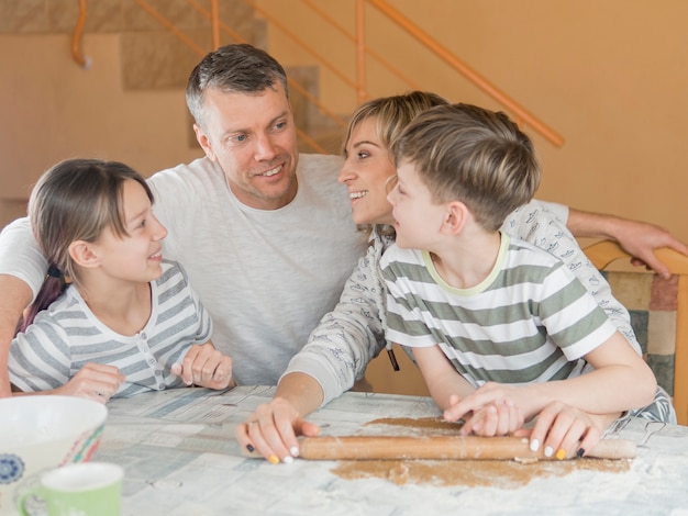 Foto gratuita familia feliz celebrando el día del padre