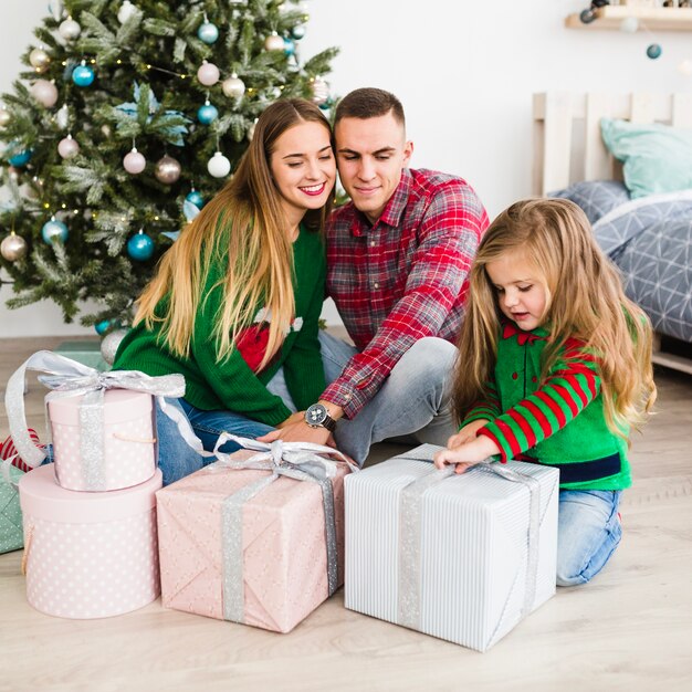 Familia feliz celebrando navidad juntos