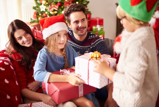 Familia feliz celebrando la Navidad juntos